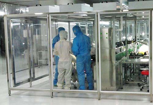 百級潔凈棚工作原理:風機從FFU頂部將空氣吸入,經初效過濾器,高效過濾器過濾,過濾后的潔凈空氣在整個出風面以0.45m/s±20%的風速勻速送出到潔凈棚內。