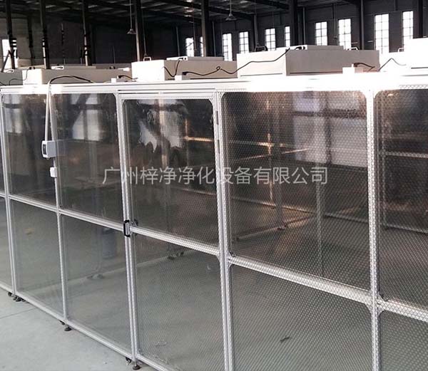潔凈棚采用工業鋁材（或不銹鋼方通、鐵方通噴塑）作為框架，風機濾網機組（FFU）送風，四周懸掛防靜電垂簾（或鋼化玻璃），其內部凈化級別可達到100-10000級。