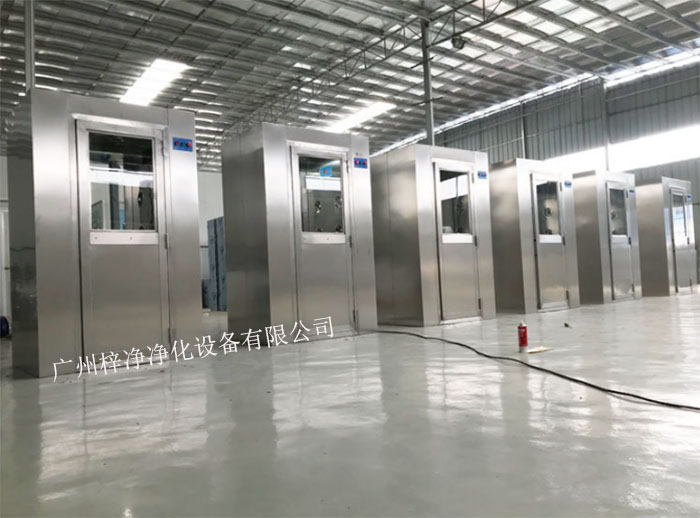 風淋室又可起到氣閘的作用，阻止未凈化的空氣進入潔凈區域。