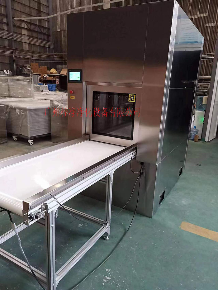 輸送帶傳遞窗還可吹淋被傳遞物品的表面，防止物品可能攜帶塵埃進入潔凈室。