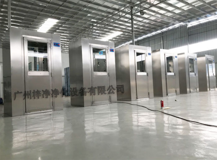 全不銹風淋室采用全不銹鋼材質制造，具有良好的耐腐蝕性、耐高溫性和耐磨損性。