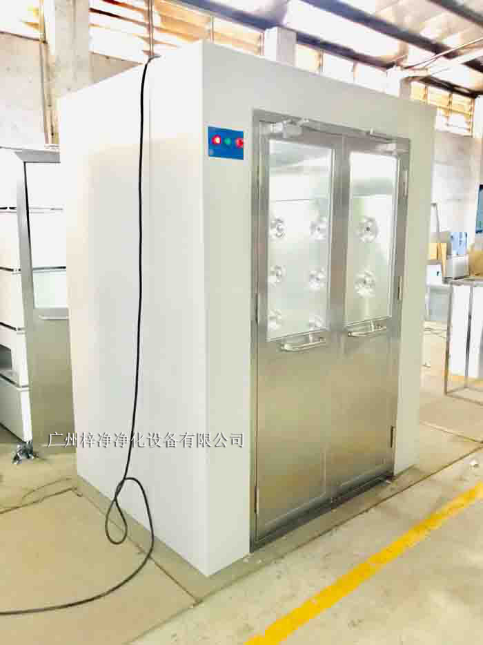 烤漆風淋室采用冷軋鋼板作為基材，表面經過烤漆處理。