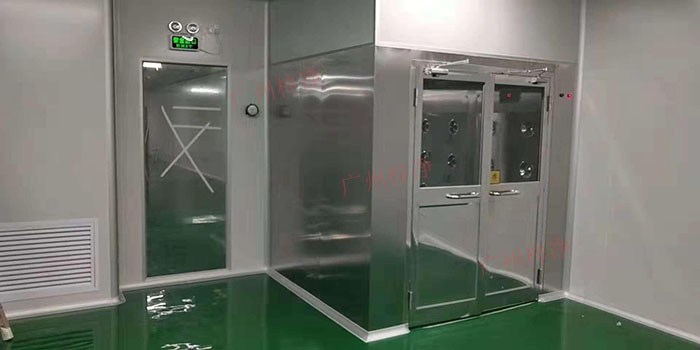 風淋室能夠對進入潔凈室的人員或物品進行高效的風淋，以去除表面塵埃和微生物，確保潔凈室的環境質量。