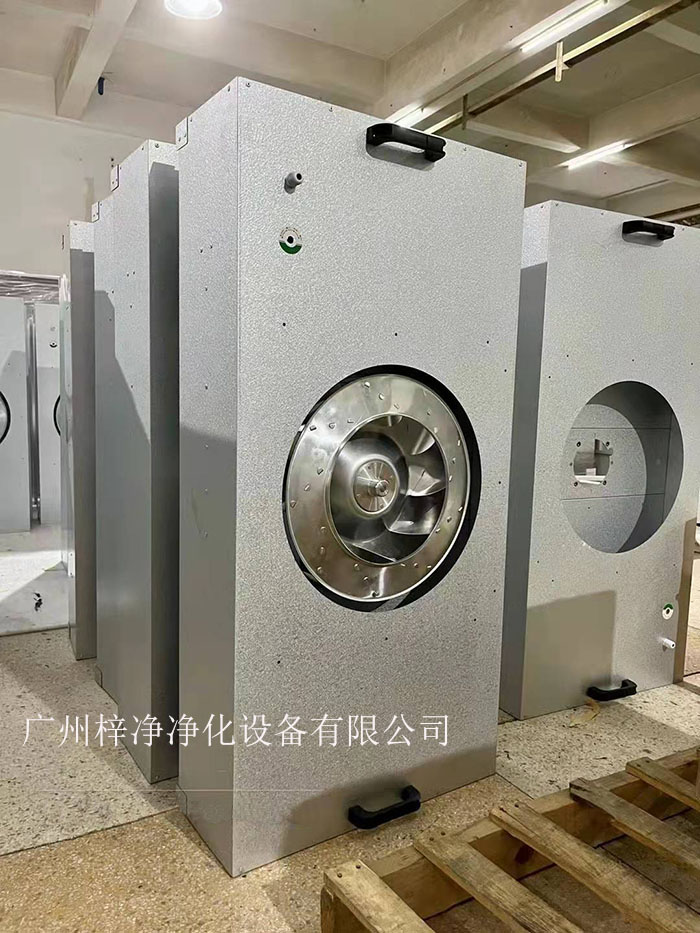 直流FFU適用于半導體、電子、平板顯示器和磁盤驅動器的廠家及光學、生物工業及其它對空氣中污染有嚴格控制要求的地方。