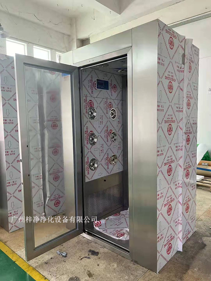 風淋室的主要功能是通過高速氣流將塵埃和污物吹離工作人員的衣物和身體，從而確保進入潔凈室的環境符合規定的潔凈度標準。