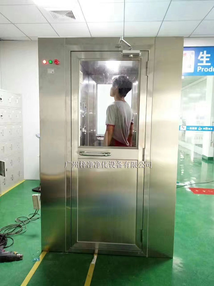 風淋室主要是人員或物品的表面除塵，常用于潔凈室的入口處。