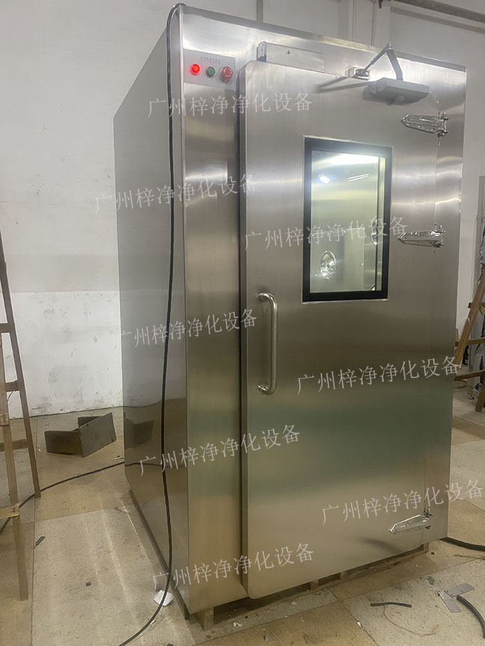 高端滿焊風淋室采用滿焊接工藝，無縫連接，防止塵埃進入，確保潔凈室的空氣質量。