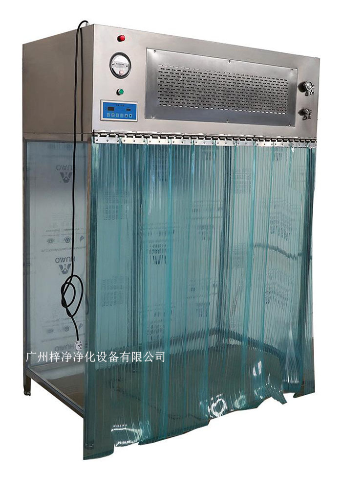 百級潔凈層流罩它主要由箱體、風機、初效空氣過濾器、高效空氣過濾器、阻尼層、燈具等組成。