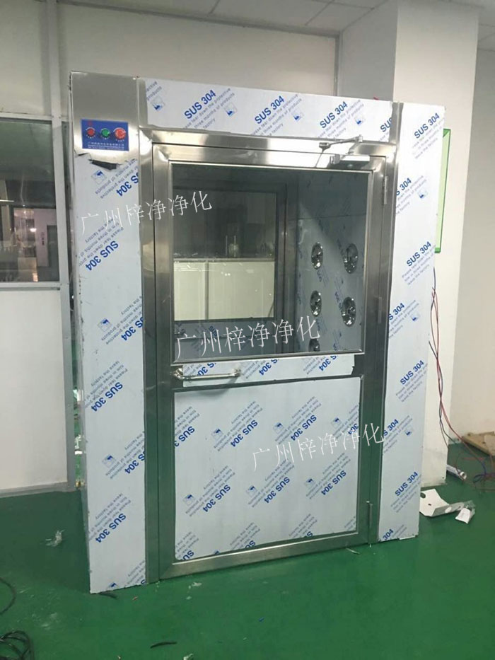 防爆風淋室是指風淋室的電機、指示燈、照明燈、接線管必須嚴格按照防爆標準