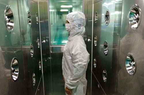 風淋室工作原理是通過高速氣流的沖擊，有效清除進入潔凈室的人員、物料表面攜帶的塵埃和污染物。