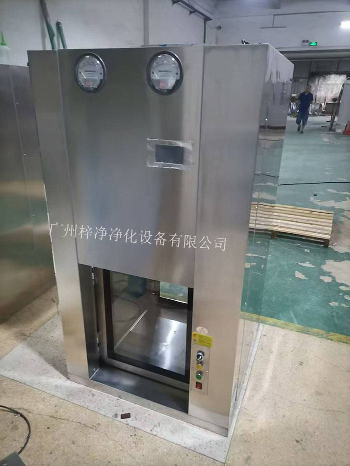 傳遞窗是一種用于潔凈室內部或潔凈室與外界之間傳遞物品的設備，可以防止外部污染進入潔凈室。