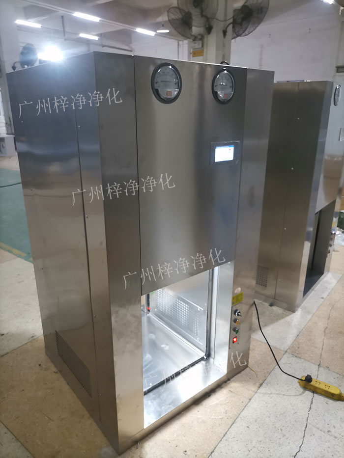 機器人機械臂傳遞窗是通過高精度的傳感器，實現機器人與傳遞窗的精準對接。
