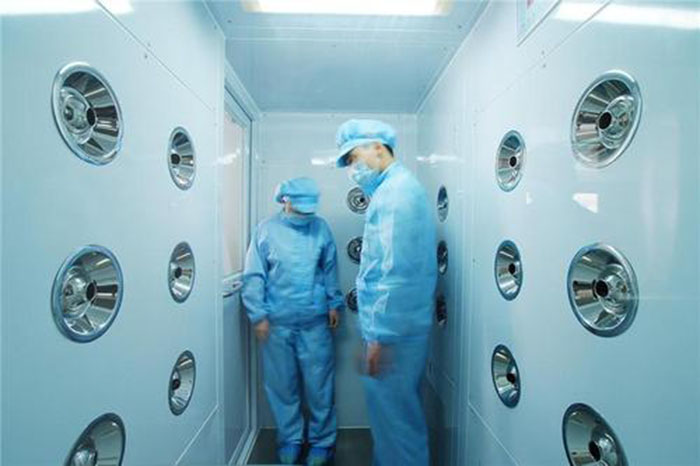 進入風淋室前，應佩戴專用鞋套和帽子，鞋套應與地面接觸面完全覆蓋，帽子則應能覆蓋頭發，防止頭發飛揚。
