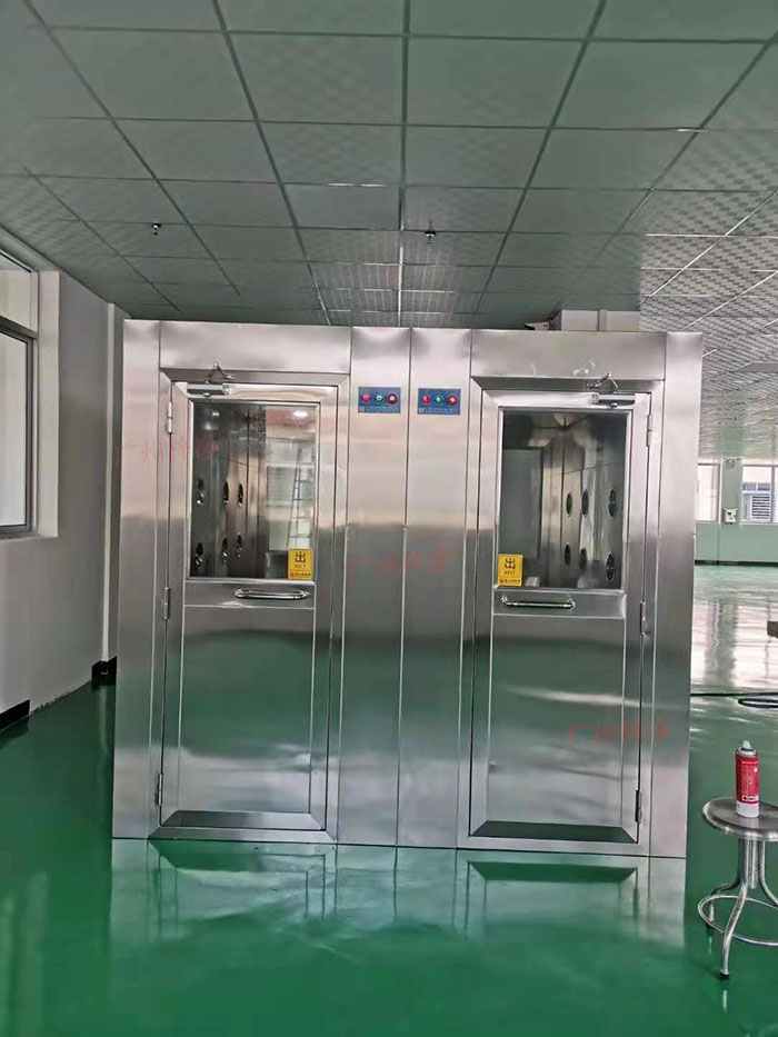 風淋室主要功能是通過快速氣流的作用，去除人員和物料表面攜帶的塵埃和微生物，以確保進入潔凈室的人員和物料不會污染車間環境。