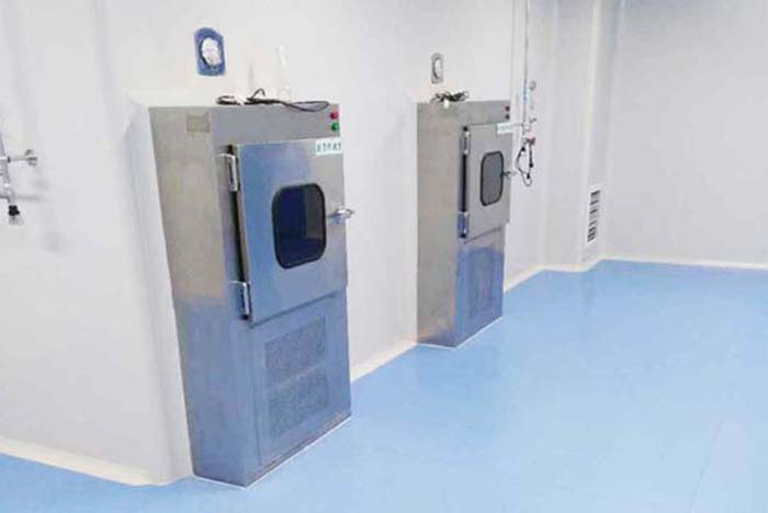 開啟傳遞窗：按照實驗室規定的方式開啟傳遞窗，通常為從外向內或從內向外開啟。