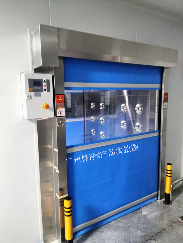 操作人員進入快速卷簾門風淋室，站在指定位置。