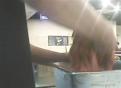 在開餐前，烤肉店一名員工正徒手攪拌肉片。
